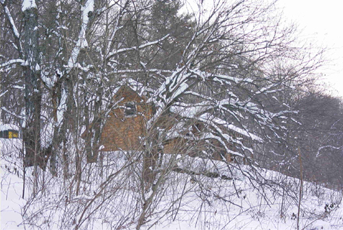 winter cabin pic3.jpg (219748 bytes)